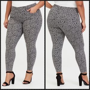 Torrid
Jeggings - Taupe & Black Leopard